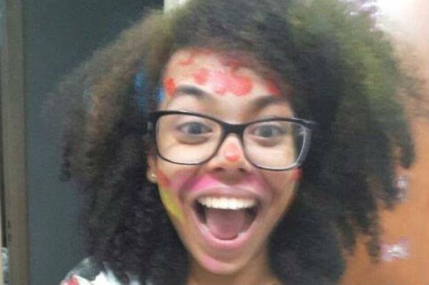 Adolescente negra e estudante da rede pública passa em primeiro lugar