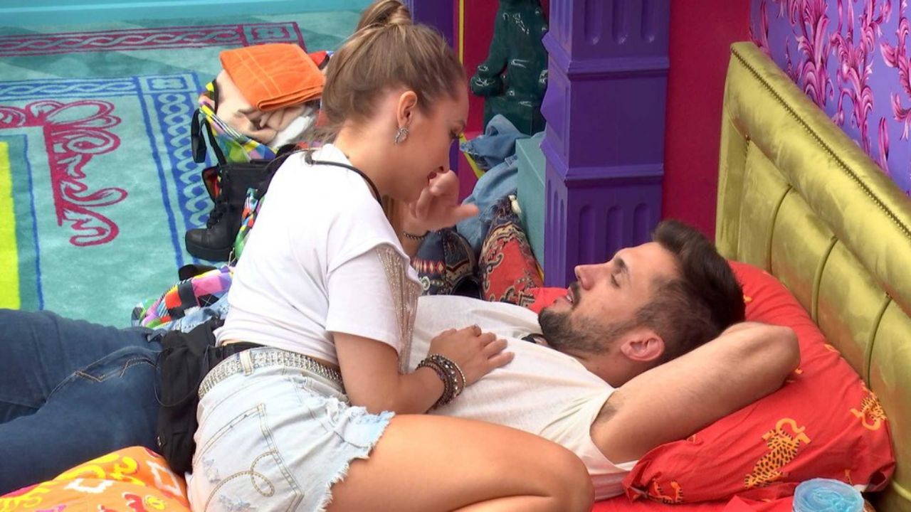 Carla Diaz e Arthur vivem um romance entre idas e vindas no Big Brother Brasil 21