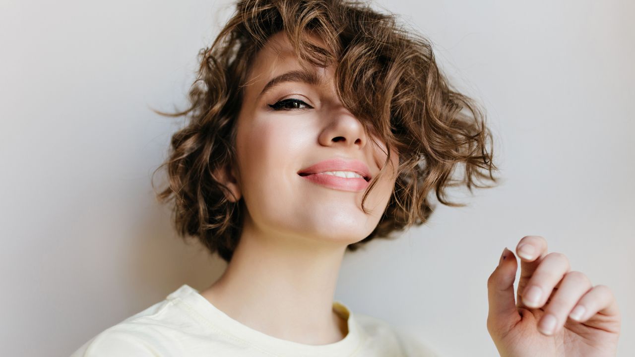 Cabelo cacheado curto: inspire-se e renove o corte dos cachos