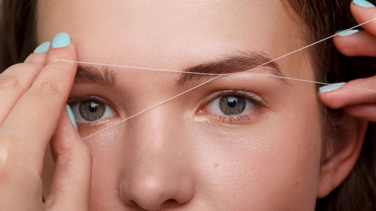 Como tirar sobrancelha com linha? Especialista responde