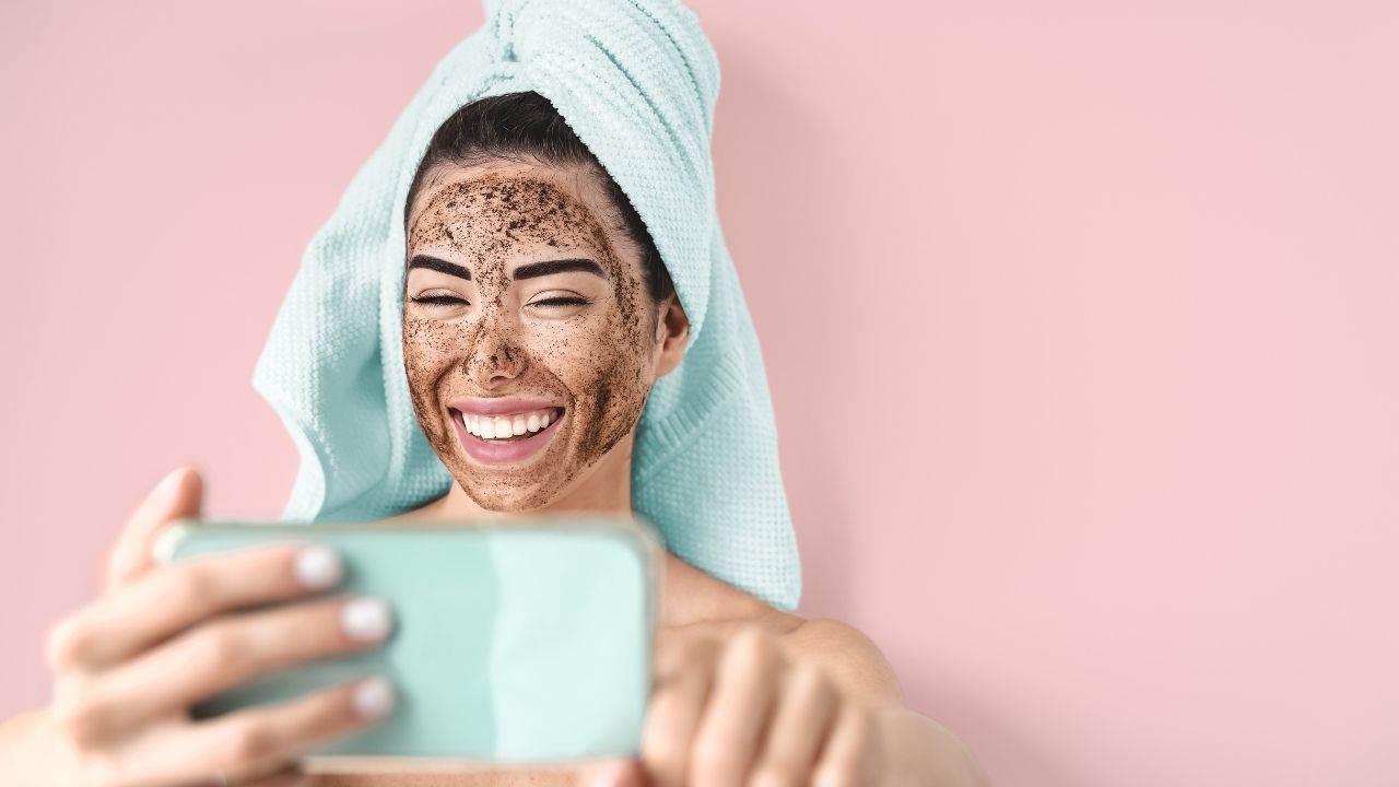 Dia Nacional do Café: aprenda a usar o pó na pele e no cabelo