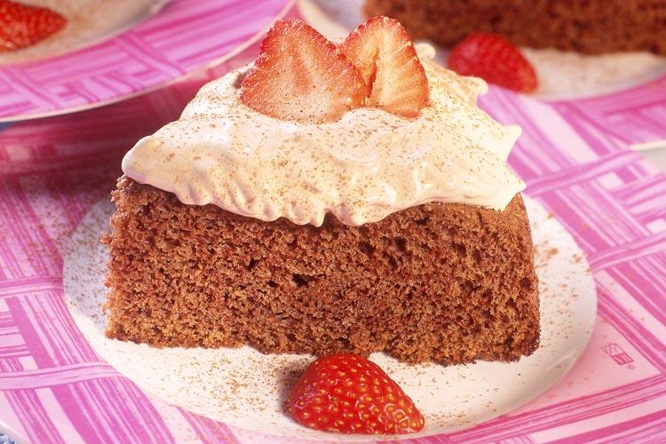 Bolo de chocolate com chantilly 