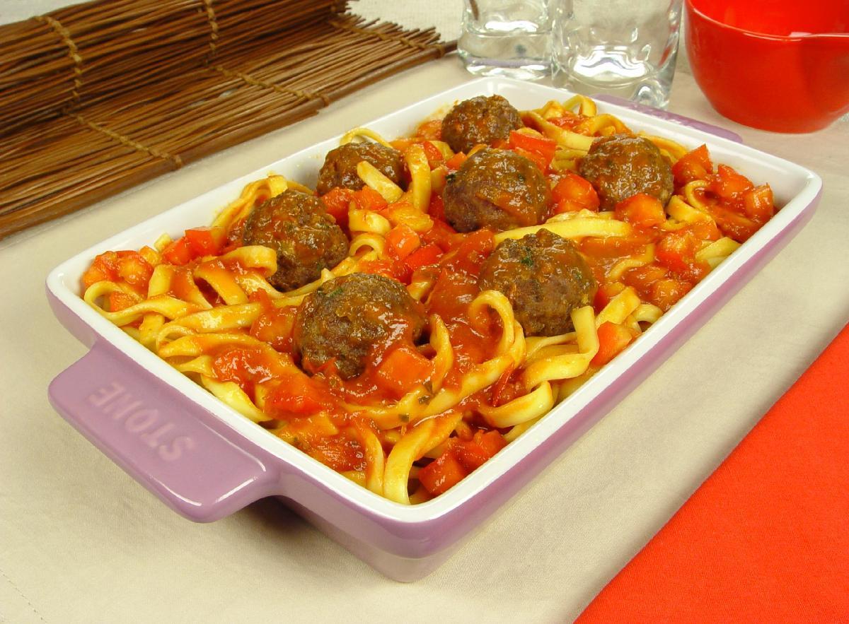 Talharim ao sugo com almôndegas 