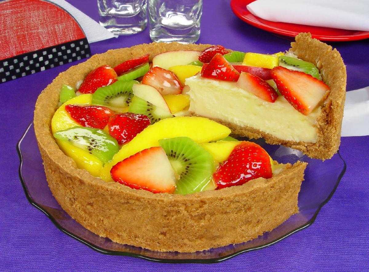 Torta colorida de frutas 
