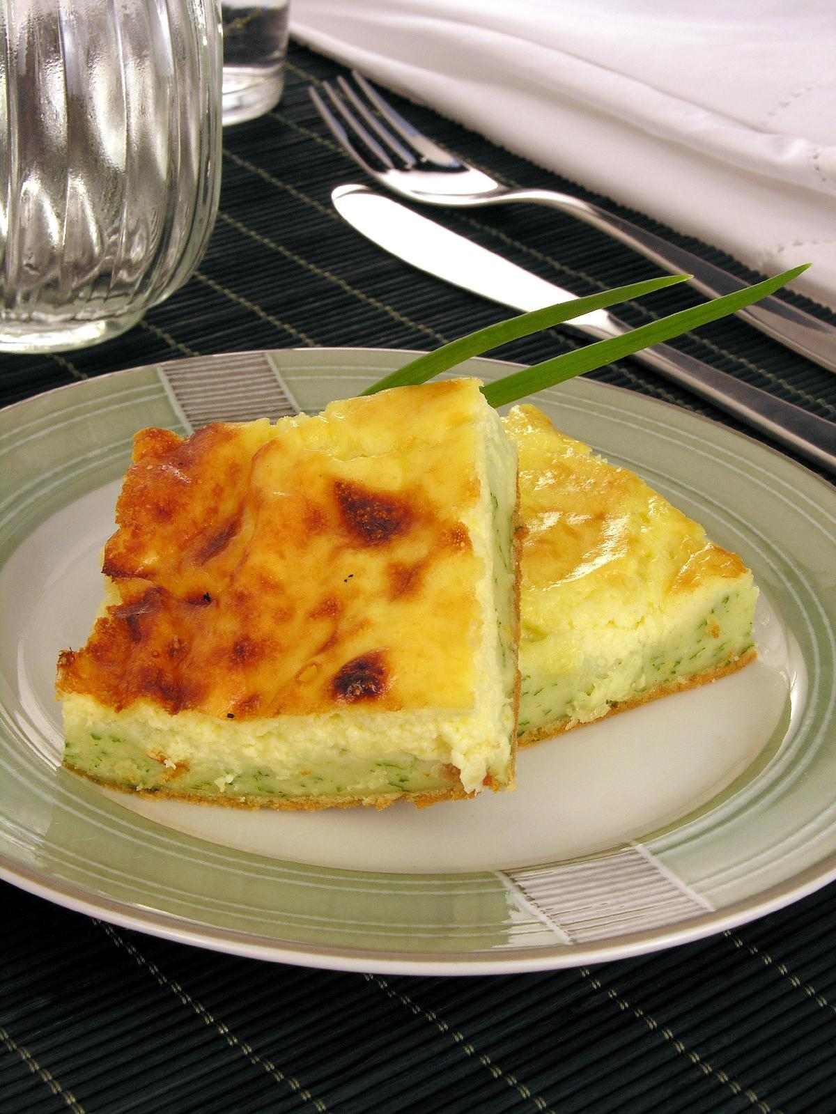 Tempo: 1h (+5min de descanso) Rendimento: 10 Dificuldade: fácil Ingredientes: 1 maço de cheiro-verde 2 xícaras (chá) de água Sal a gosto 1 xícara (chá) de
