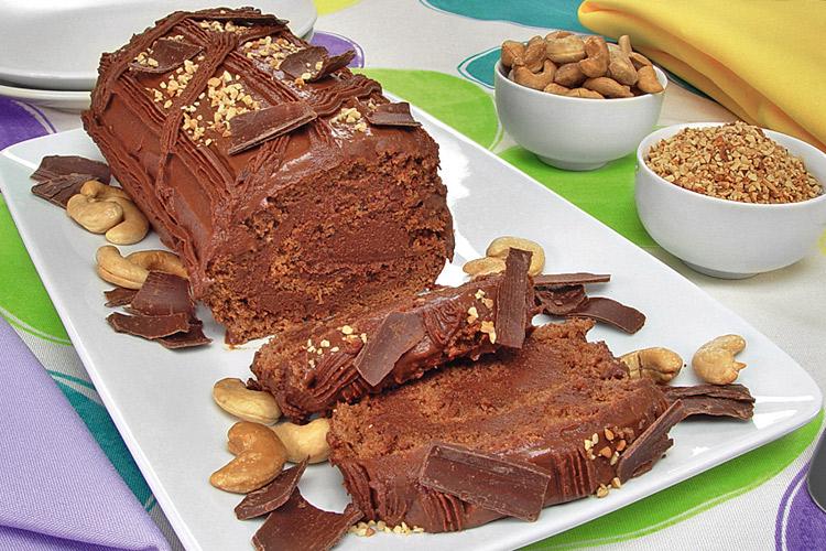 Esta receita de Rocambole de musse de chocolate com castanha é econômica, fácil de fazer e fica simplesmente uma delícia!!!