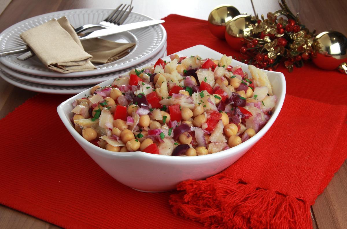 Salada de bacalhau com grão-de-bico 
