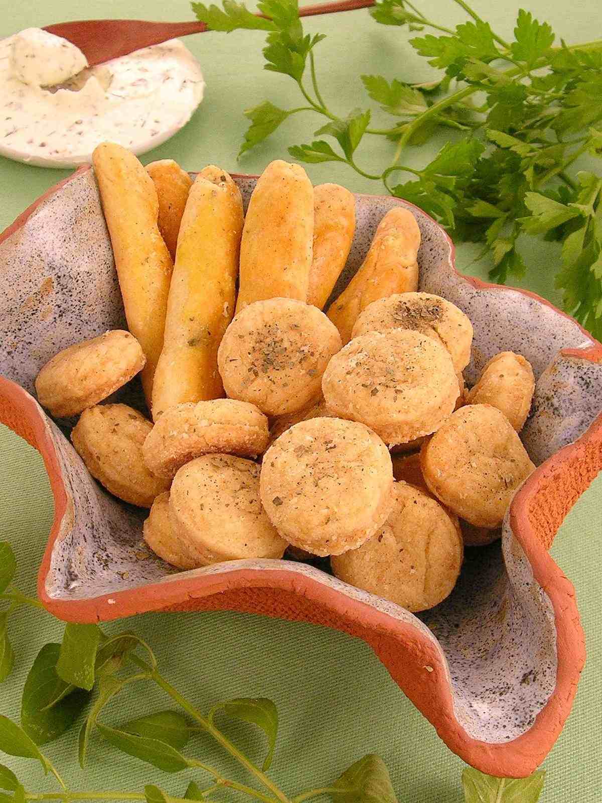Tempo: 2h Rendimento: 35 Dificuldade: fácil Ingredientes: 4 colheres (sopa) de margarina 2 colheres (sopa) de leite 4 colheres (sopa) de queijo parmesão