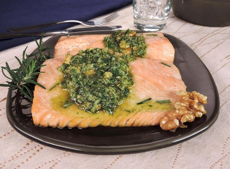 Salmão assado ao molho pesto 