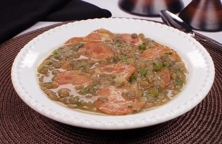 Sopa de lentilha com paio 