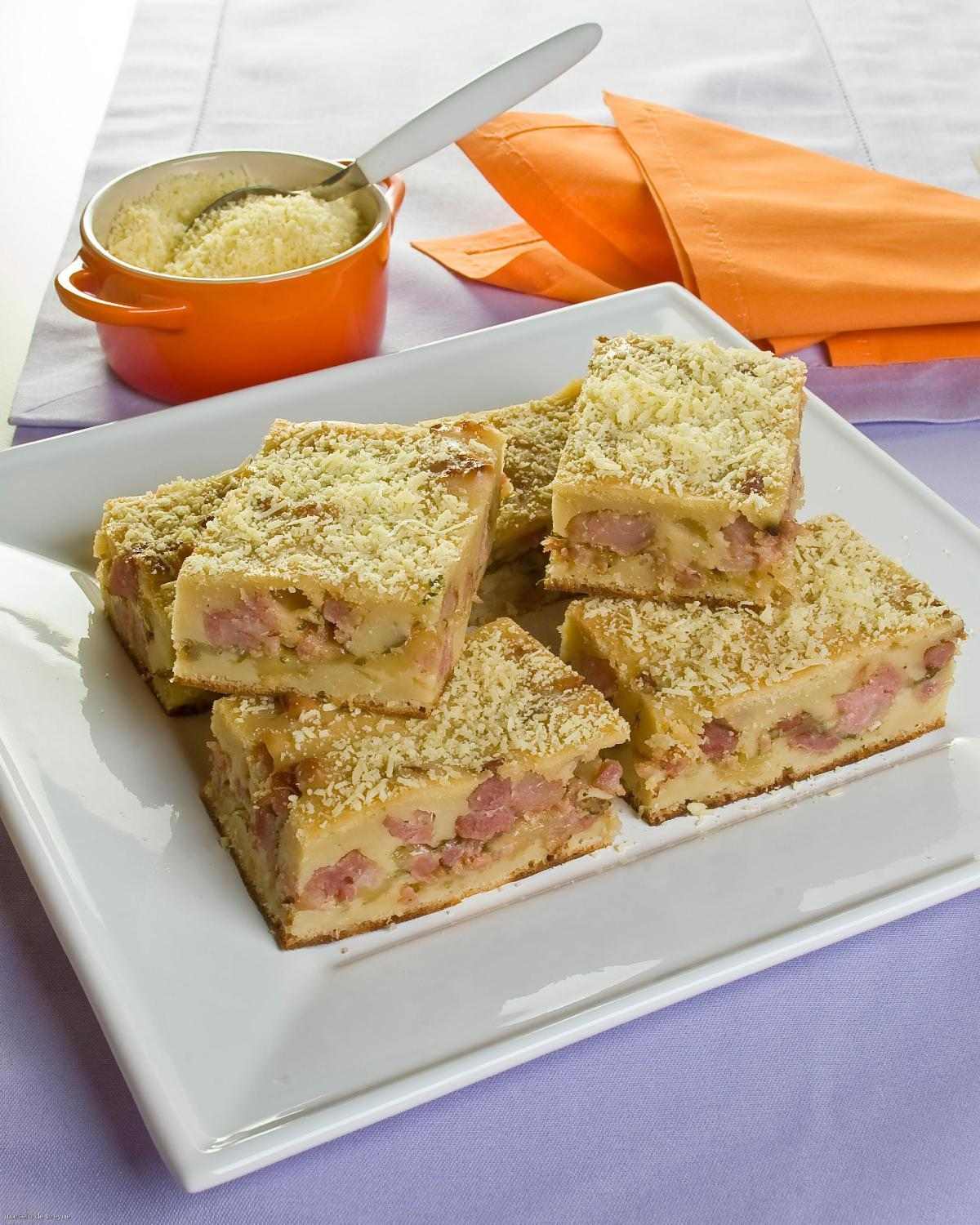 Pão de assadeira recheado com linguiça 