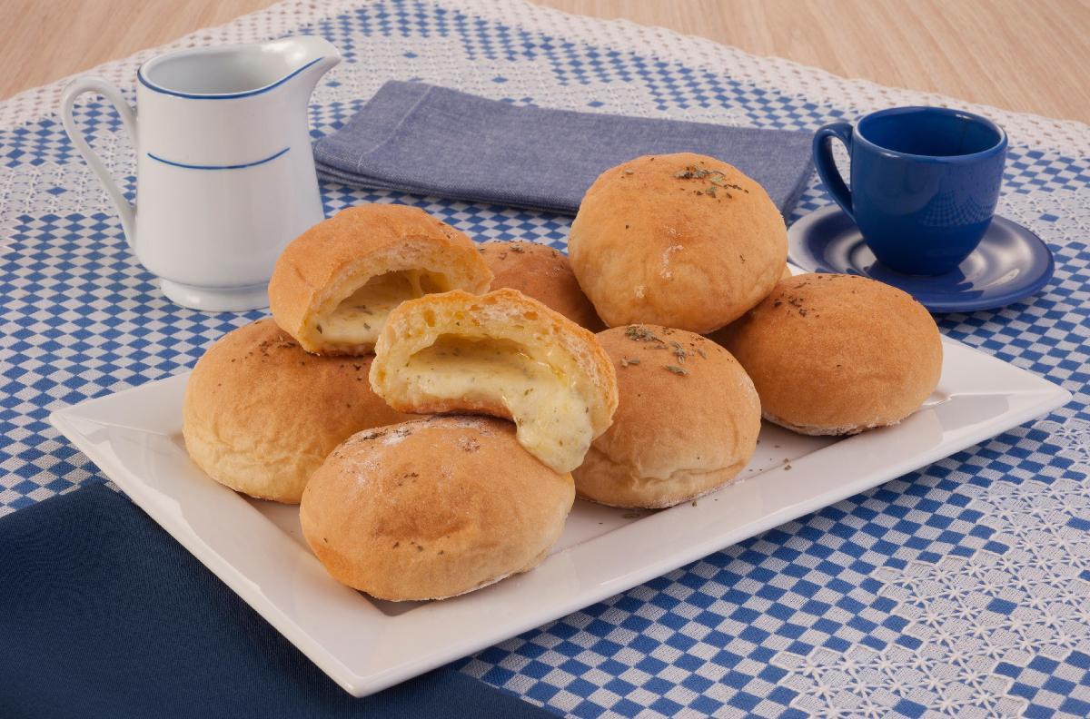 Tempo: 1h (+1h de descanso) Rendimento: 25 Dificuldade: médio Ingredientes: 2 tabletes de fermento biológico fresco (30g) 2 colheres (sopa) de açúcar 1