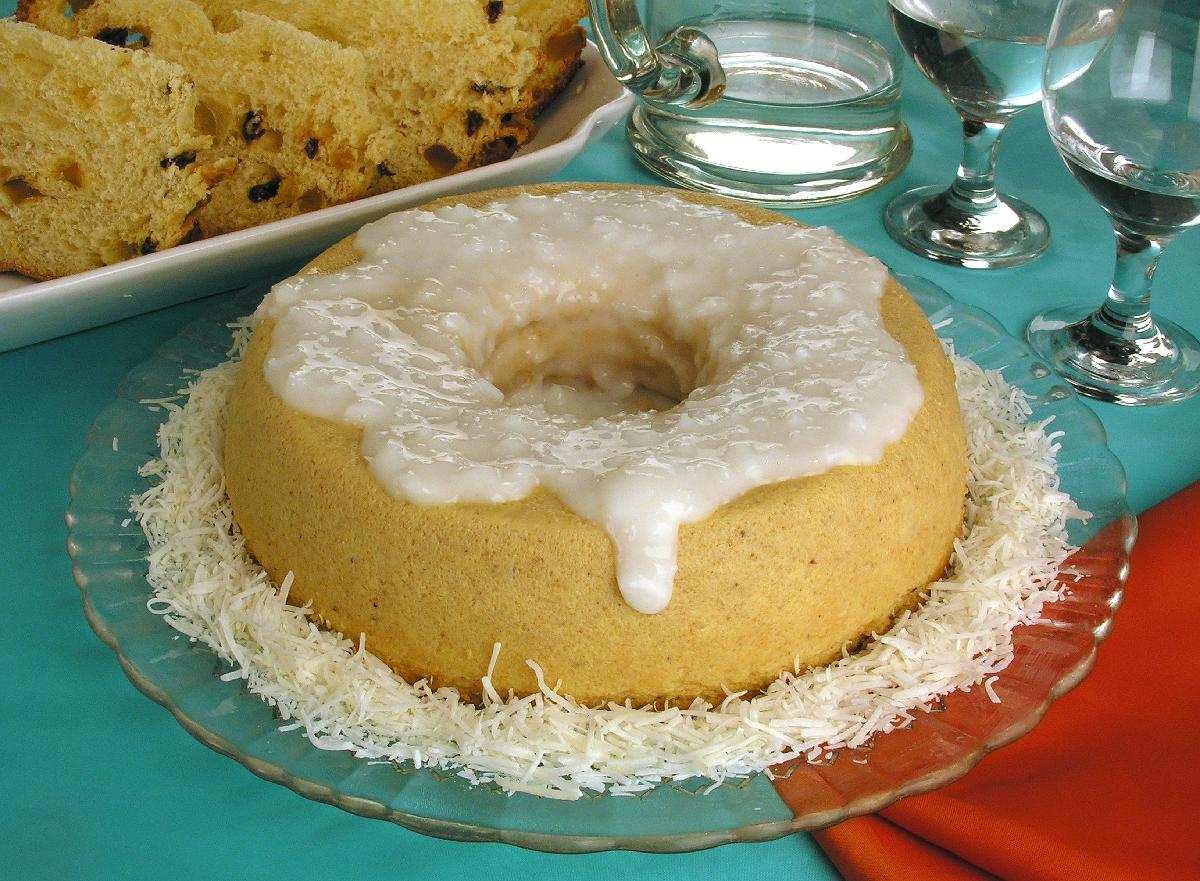Pudim-panetone com calda de coco 