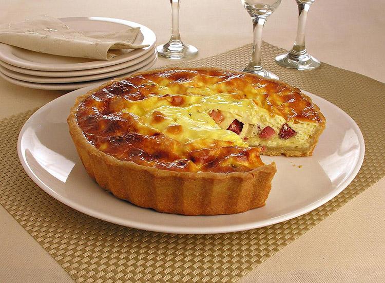 Se quer incrementar suas refeições mas está sem ideias, que tal fazer uma quiche de queijos com bacon e conquistar a todos com esse prato saboroso?
