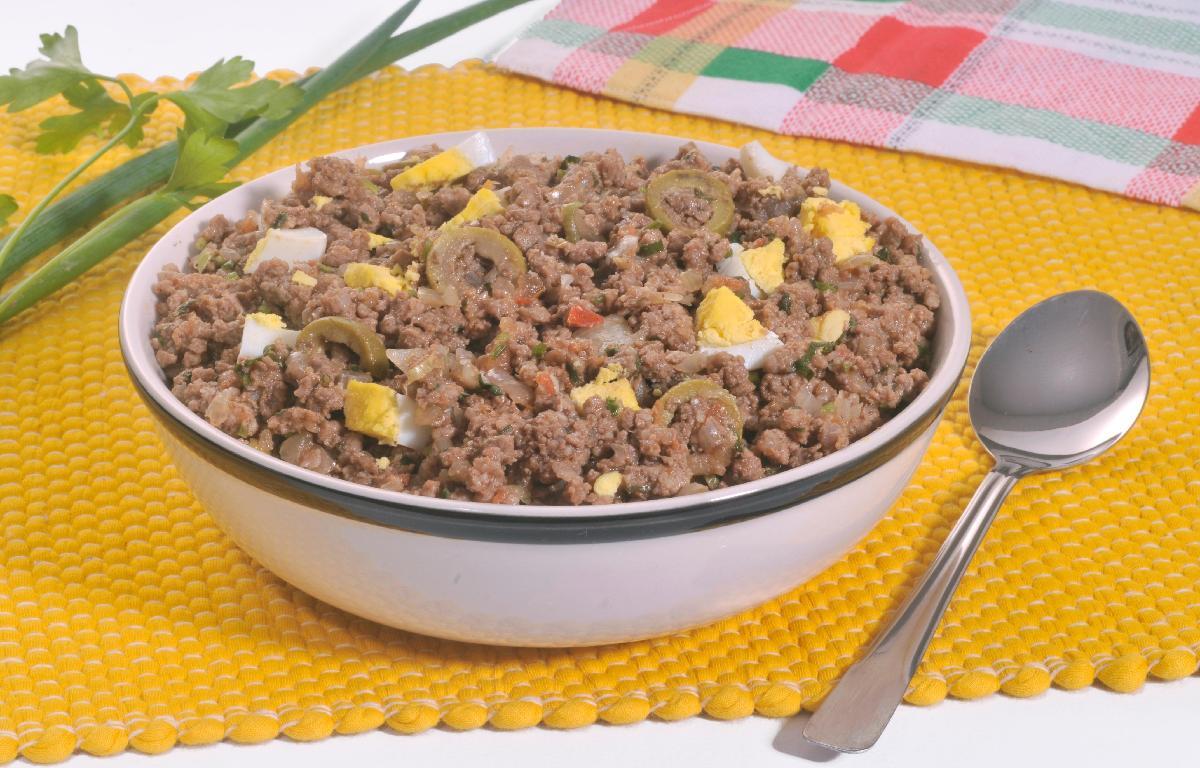 Tempo: 30min Rendimento: 4 Dificuldade: fácil Ingredientes: 2 colheres (sopa) de óleo 500g de carne moída 1 cebola grande picada 2 dentes de alho picados