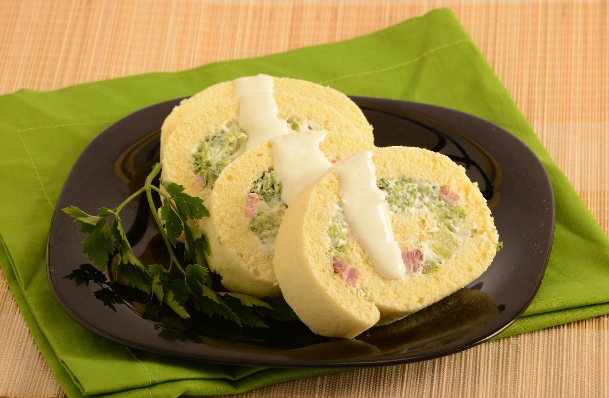 Rocambole de brócolis, ricota e bacon 