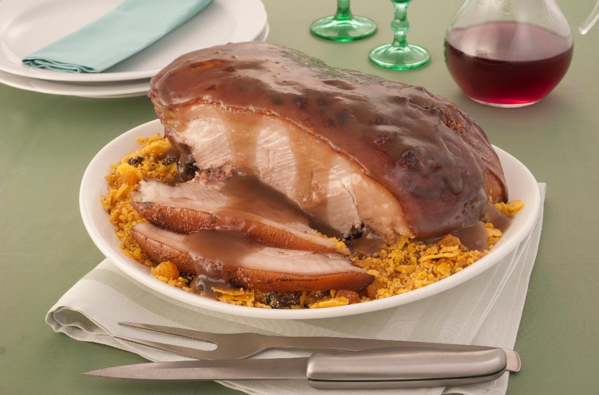 Pernil ao vinho com farofa 