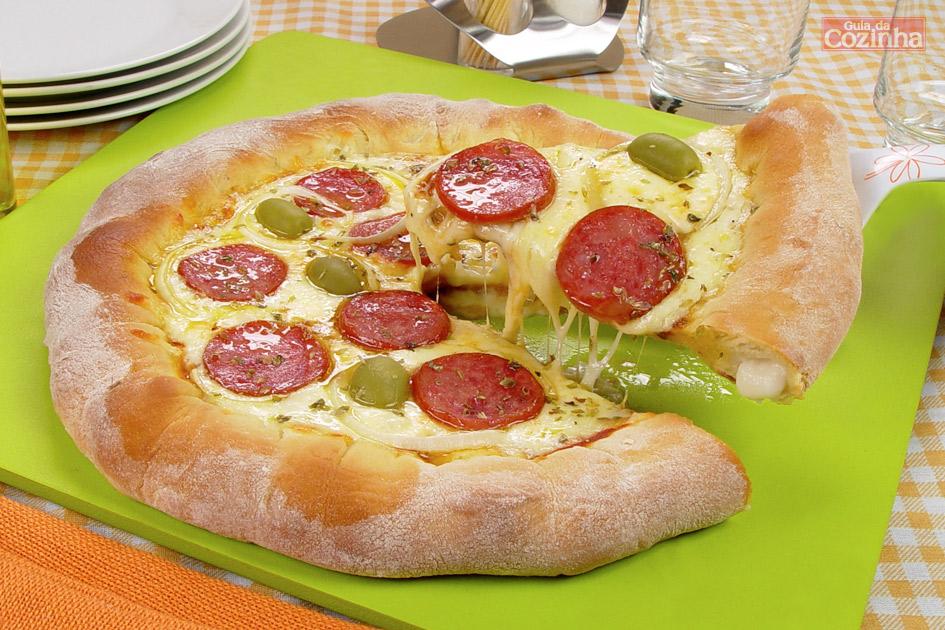 Confira esta receita de pizza de calabresa caseira deliciosa e muito fácil de fazer e prepare este final de semana para toda sua família! Todos vão adorar!