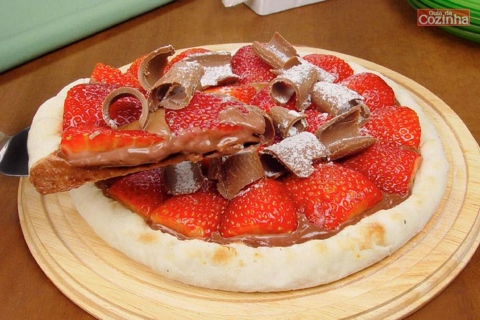 Confira esta receita de pizza trufada de morango, que além de ficar uma delícia, é uma opção prática para fazer de sobremesa para toda a família!