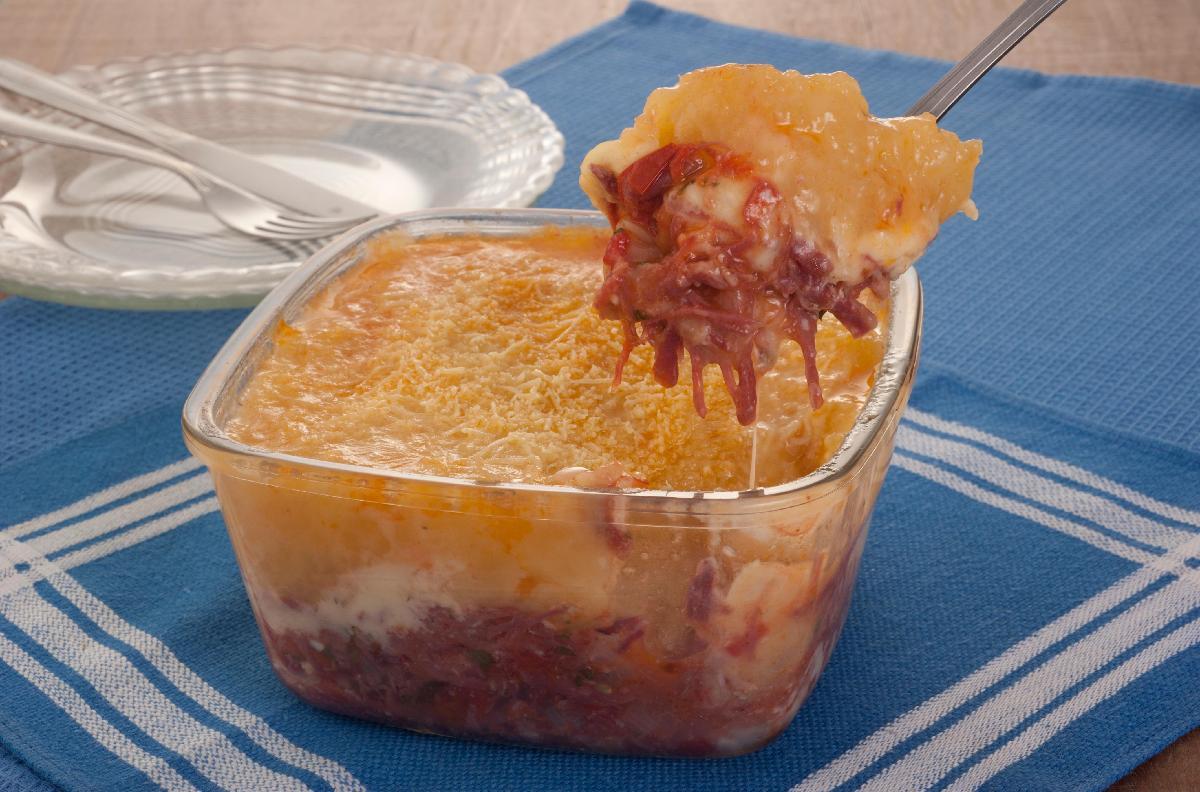 Escondidinho de mandioca, carne-seca e queijo 