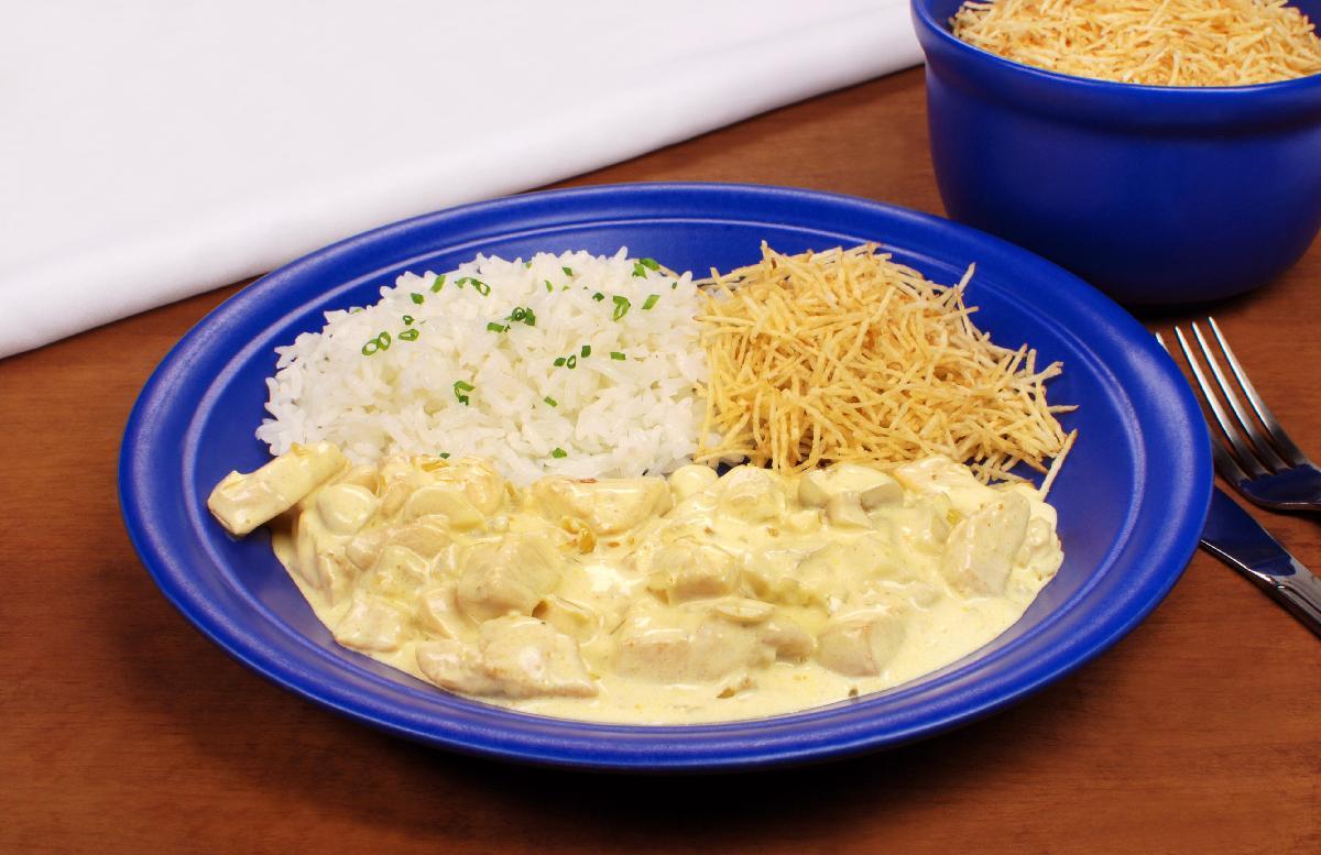 Estrogonofe de frango com curry 