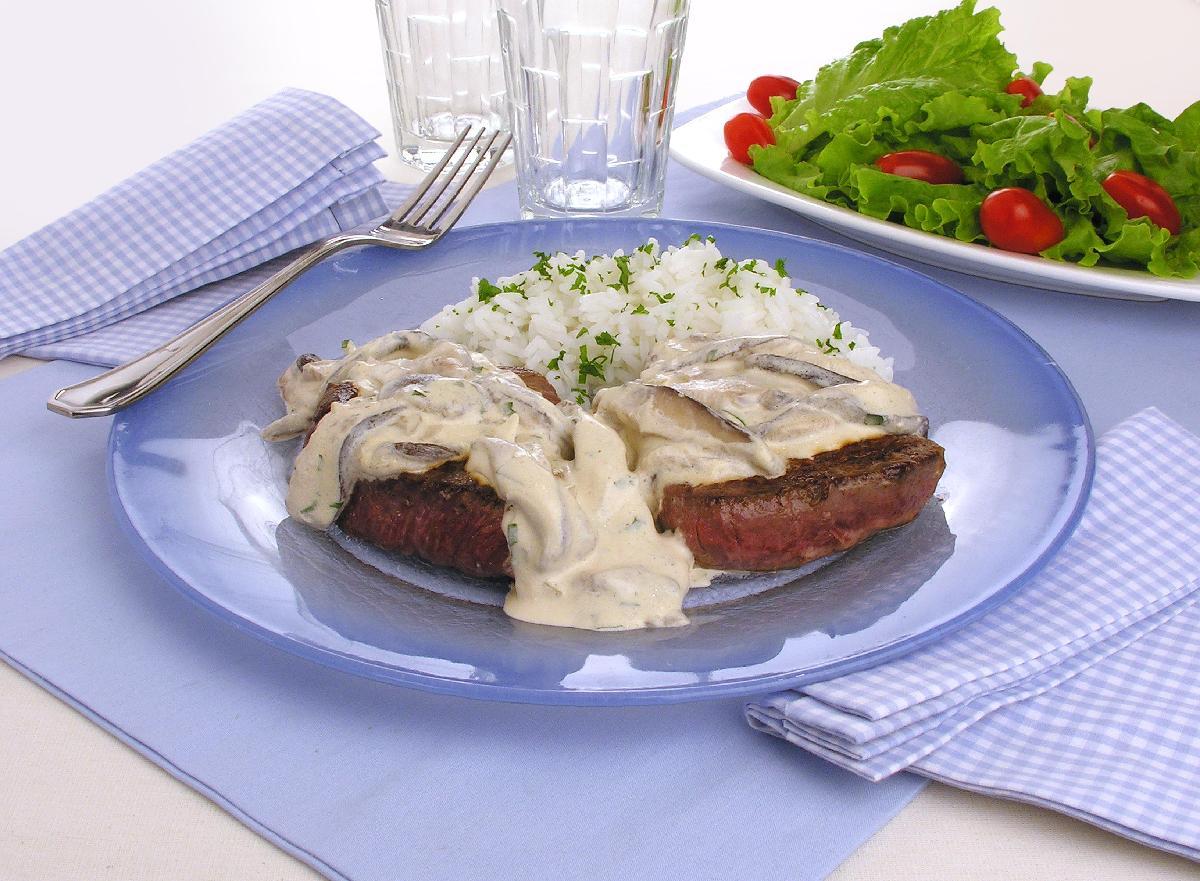 Filé ao molho funghi 
