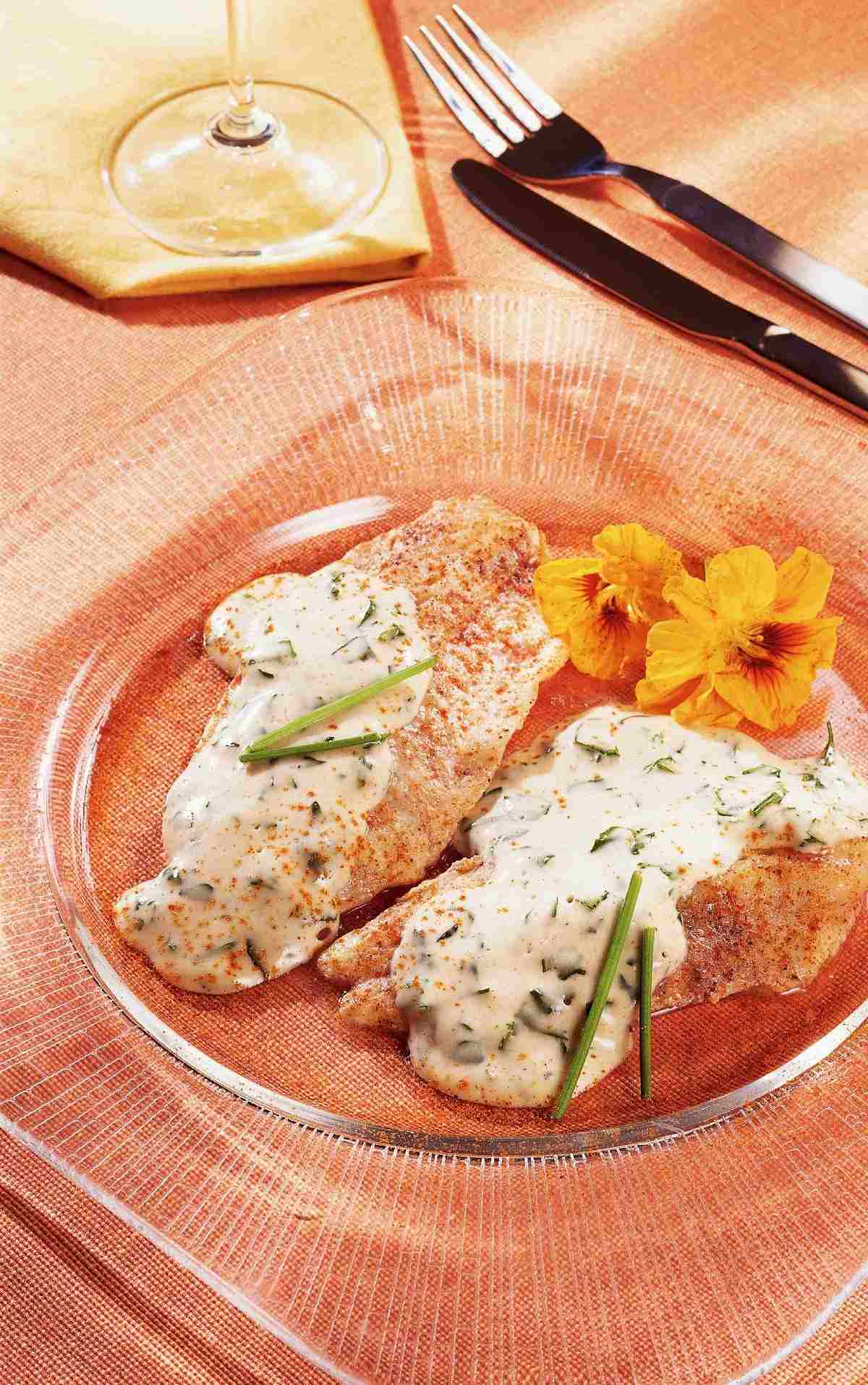 Filé de pescada com molho cremoso de vinho 