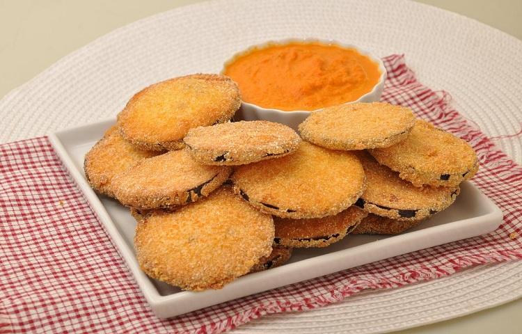 Receita de Chips de berinjela com molho de pimenta 
