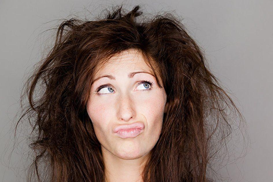 Aprenda a disfarçar cabelo branco, raiz oleosa e caspas! 