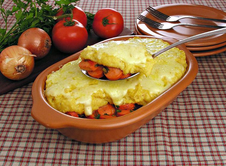 O almoço do fim de semana será incrível com essa receita: escondidinho de polenta com salsicha! Fica pronto em 45 minutos, além de ter um sabor delicioso!