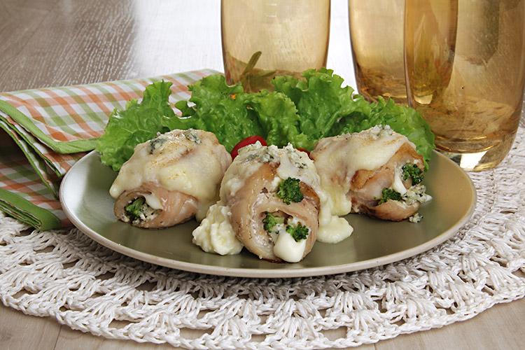 Receita de peixe rolê com brócolis e gorgonzola 
