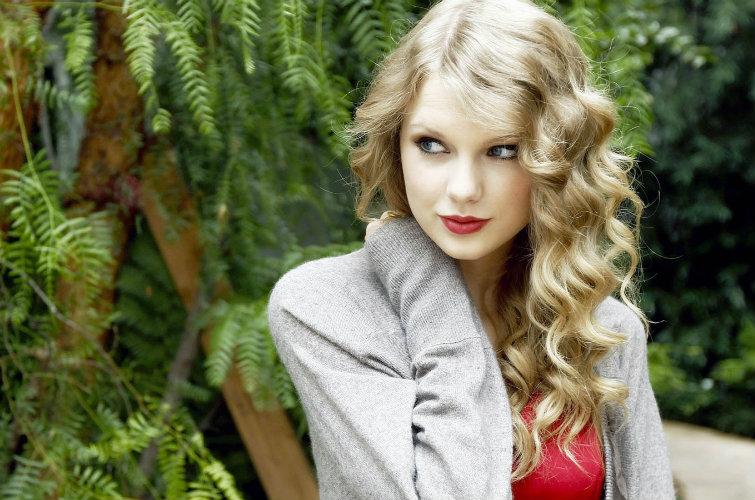 Taylor Swift é uma das mais importantes artistas pop do momento. Mas, você lembra que ela começou em outro estilo? Relembre 8 sucessos de sua fase country.