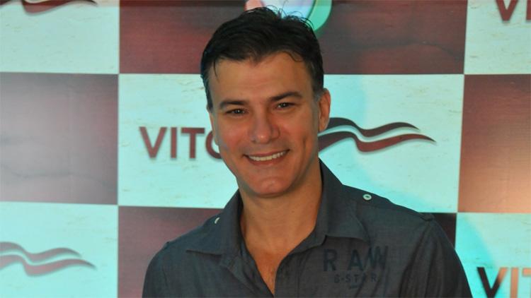 Leonardo Vieira: ataques homofóbicos levam ator à prestar queixa 