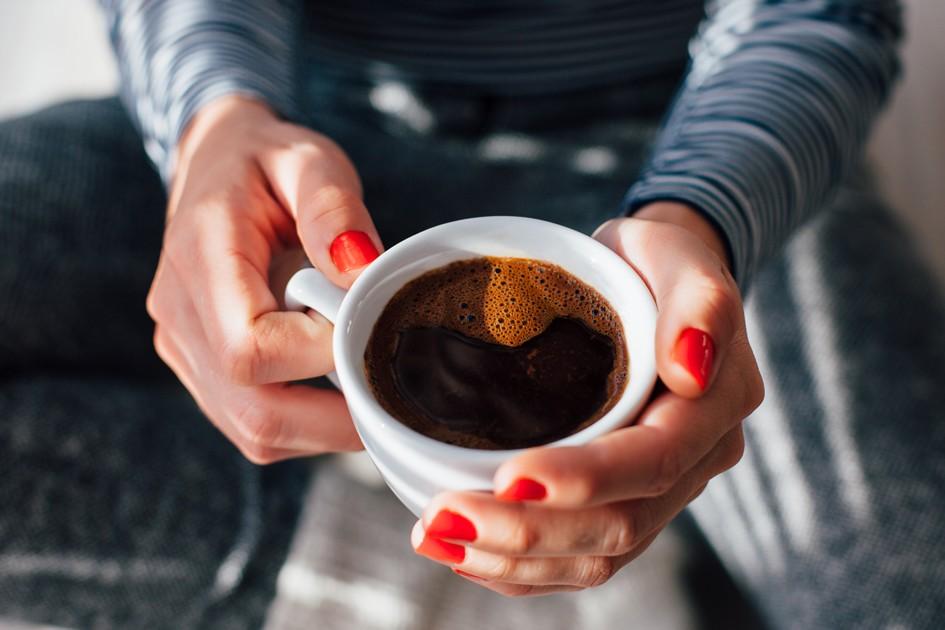Conheça alguns benefícios e os efeitos colaterais da cafeína, que pode causar insônia e até aumento da pressão arterial. Descubra qual é o consumo ideal!