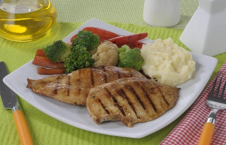 Receita de filé grelhado com legumes e purê 