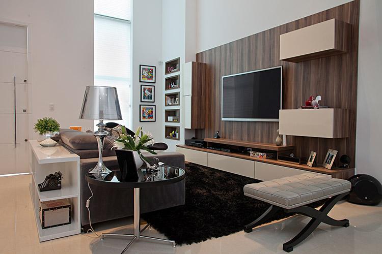 Sala de tevê: o ambiente é compacto e ideal para momentos de descanso! 