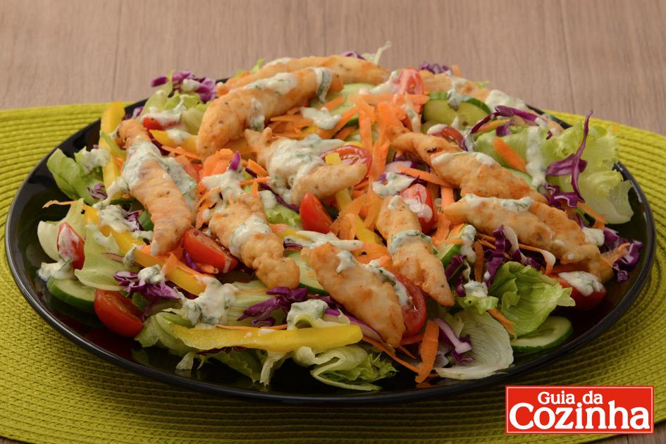 Salada com iscas de peixe 