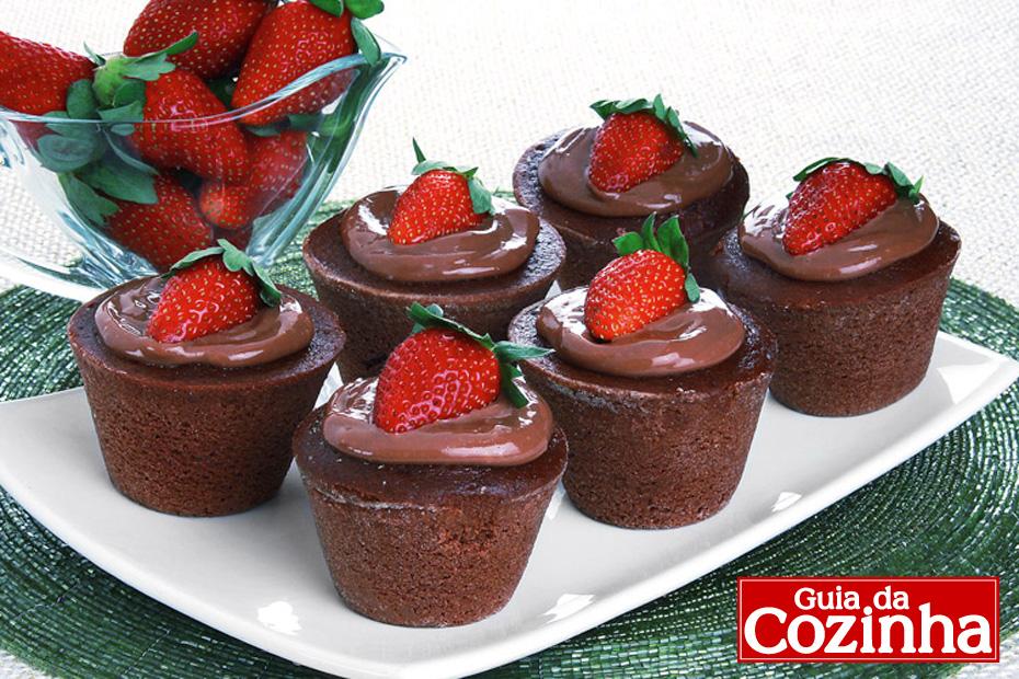 Minibolo de chocolate com morango 