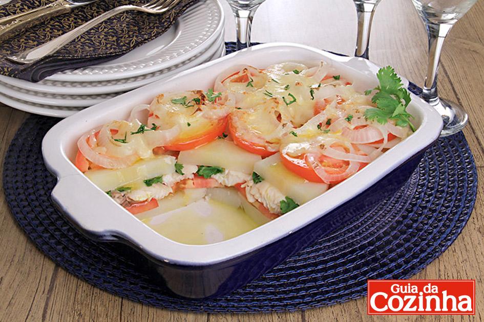 Receita de peixe com batata ao forno: saiba como fazer essa receita rápida e prática 