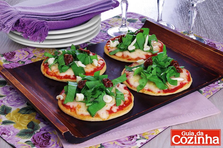 Minipizza de rúcula com tomate seco 