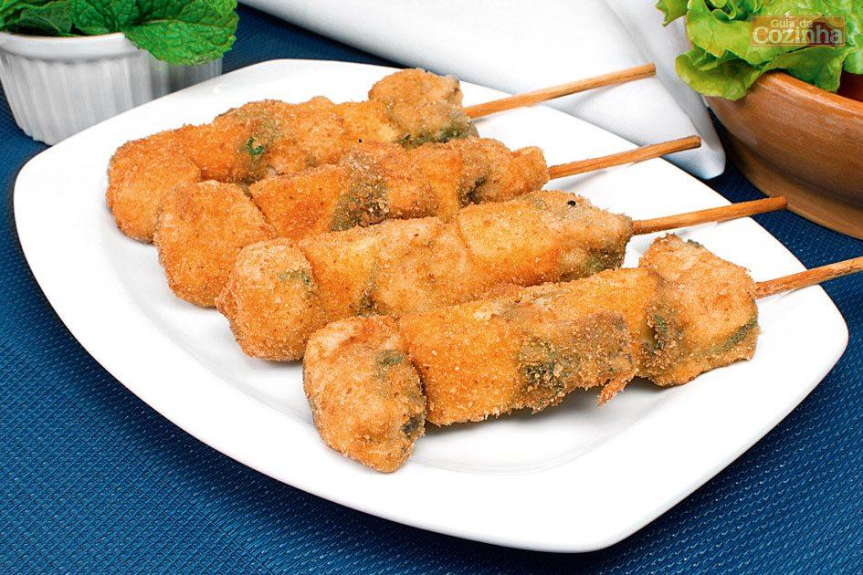 Espetinho de peixe com queijo e hortelã 