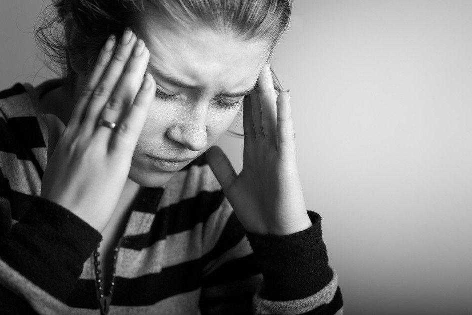 Você sabia que as mulheres sofrem mais com o problema do que os homens? Descubra quais são as principais causas da enxaqueca!