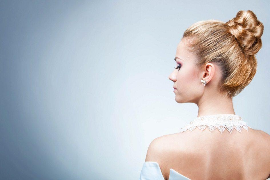 Aprenda a combinar o penteado com o estilo e a modelagem do vestido para dar harmonia ao visual 