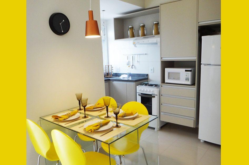 Cozinha pequena planejada: muita cor e originalidade 