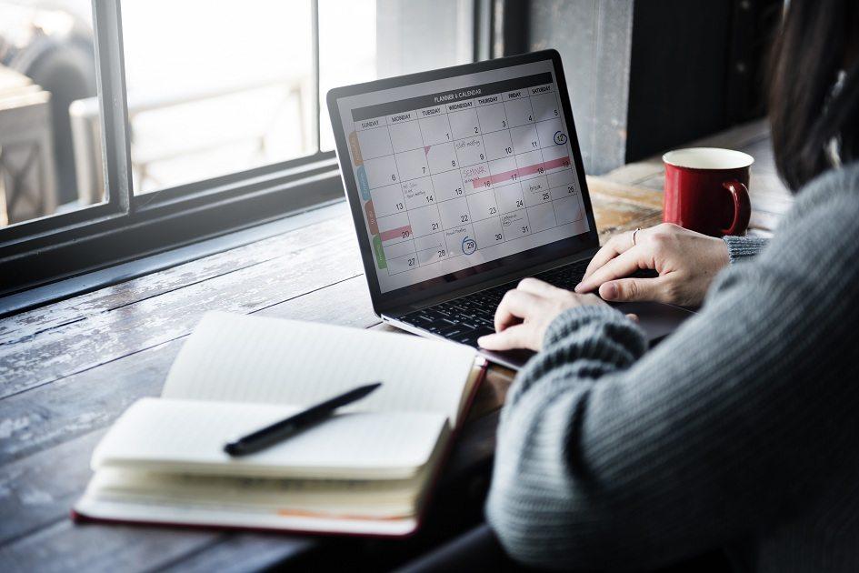 Seja em casa ou no trabalho, fazer listas, hierarquizar tarefas e apostar no diálogo podem ser as saídas para você potencializar sua organização!