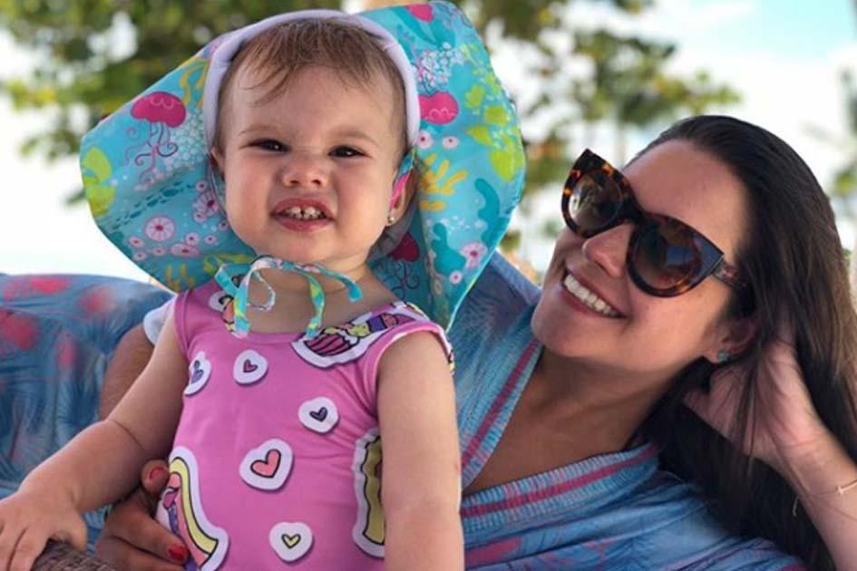 Thais Fersoza posta vídeo com Melinda pedindo pra tirar selfie 