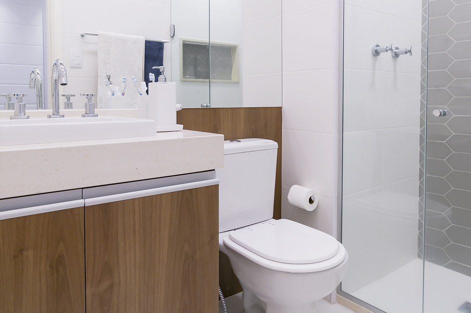 Ao planejar este banheiro de 2,72m² a intenção foi criar um ambiente mais quente, em contraposição às cerâmicas entregues pela construtora. Para isso, armário de banheiro e box receberam uma atenção especial. Confira!