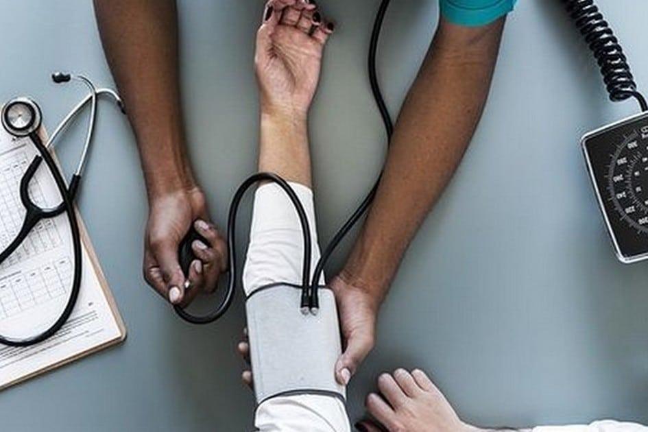 Quem disse que jovem não fica doente nunca? O número de casos de hipertensão em jovens adultos vem aumentando e chama a atenção para os cuidados com a saúde no início da vida!