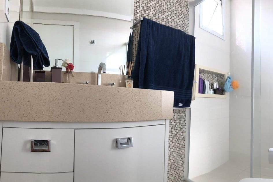 Se você gosta de ambientes tradicionais e prefere apostar nos tons neutros, confira este banheiro claro que é elegante e com certeza irá atender ao seu gosto. Inspire-se