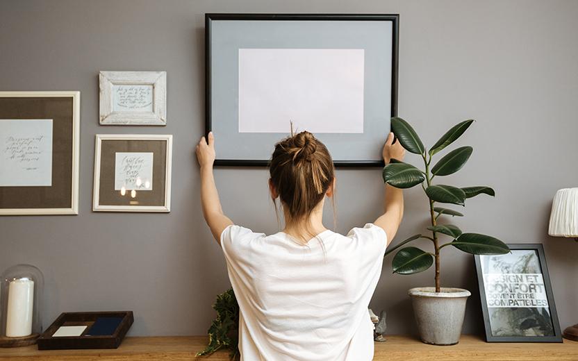 Não quer furar a parede na hora de pregar o seu quadro para compor a decoração? Saiba como evitar o esburacamento ao decorar os cômodos!